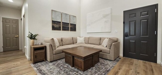 Building Photo - 731 W 6th S St Unit 104