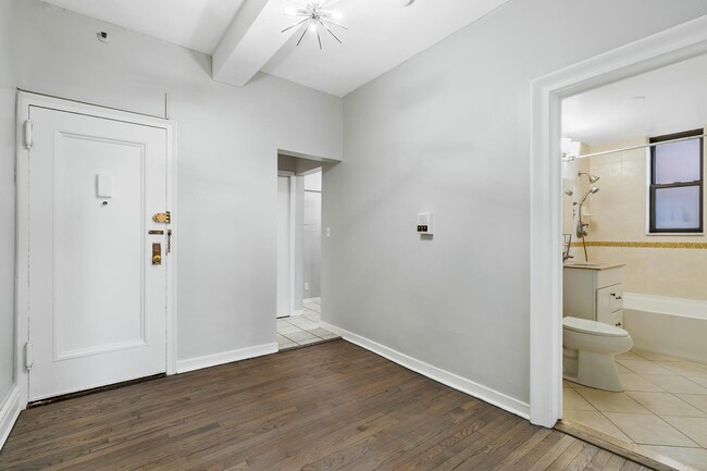 Building Photo - 755 Anderson Ave Unit 3H