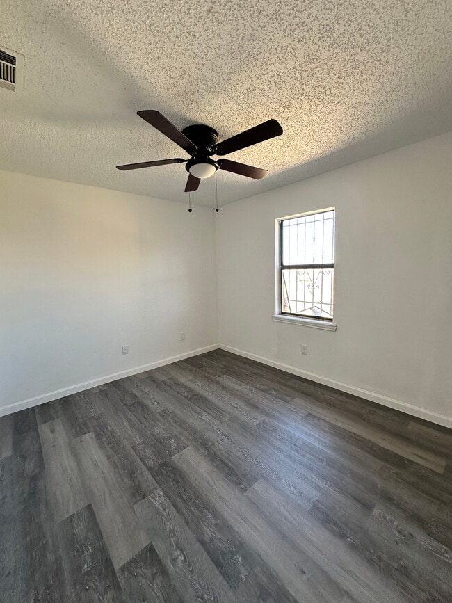 Photo - 302 E 18th St