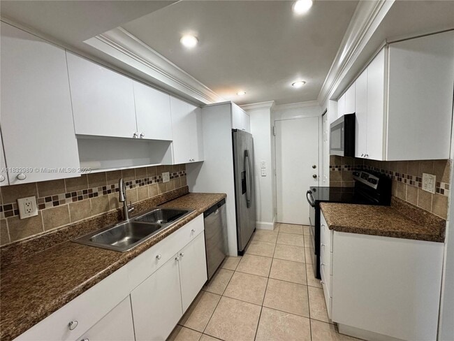 Building Photo - 6861 SW 147th Ave Unit 2G