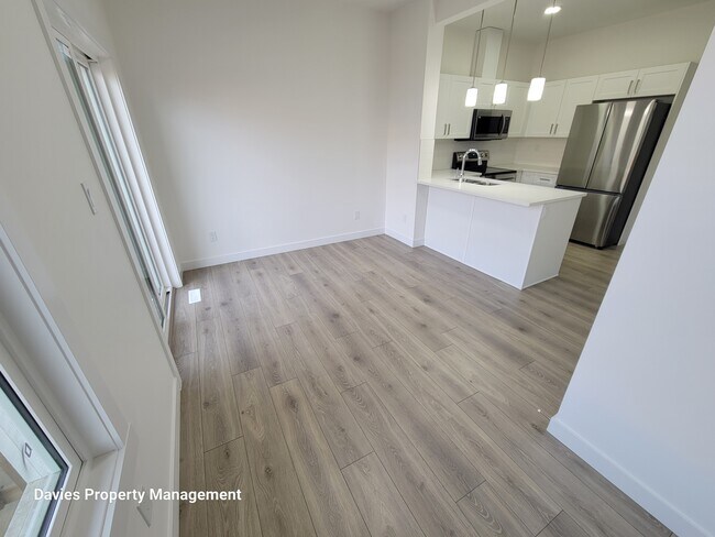 Photo - 2710-2766 66 St SW