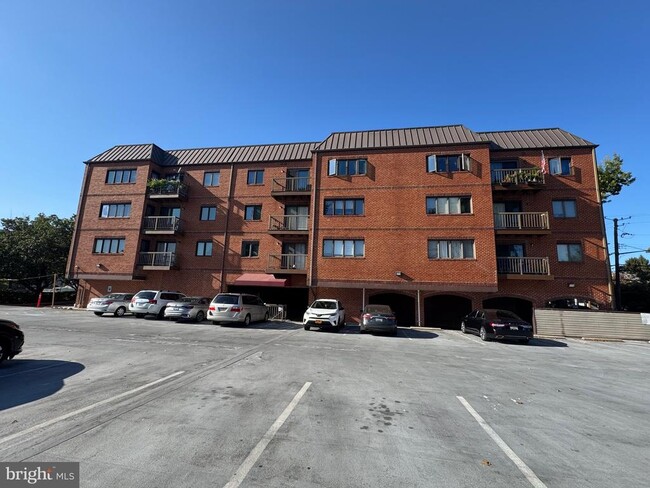 Building Photo - 8 Russell Ave Unit 209 Rental
