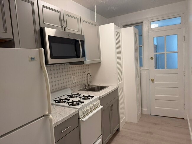 Kitchen - 204 21st St NE Unit 1