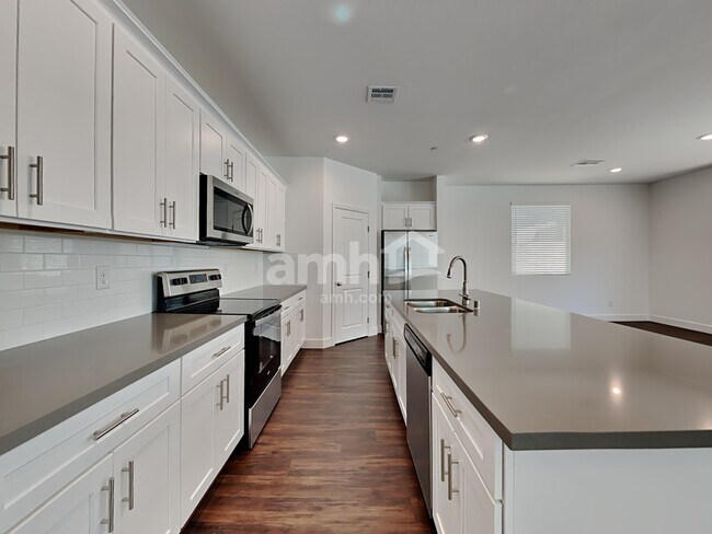 Photo - 285 Yasmin Daylily Place