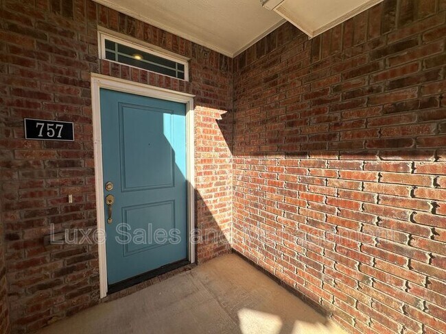 Photo - 757 SW 14th St