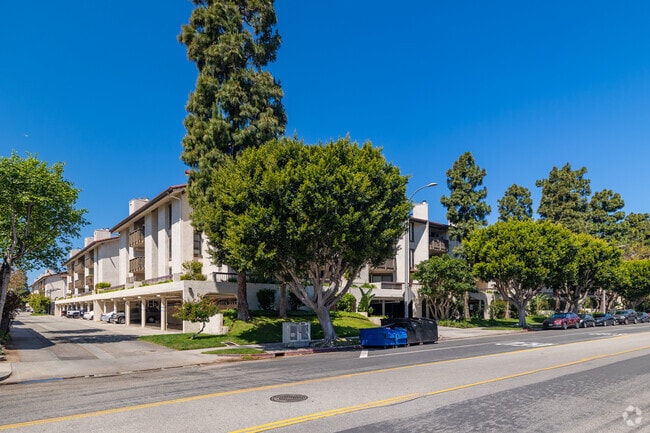 8515-8601 Falmouth Ave - Villas Del Rey