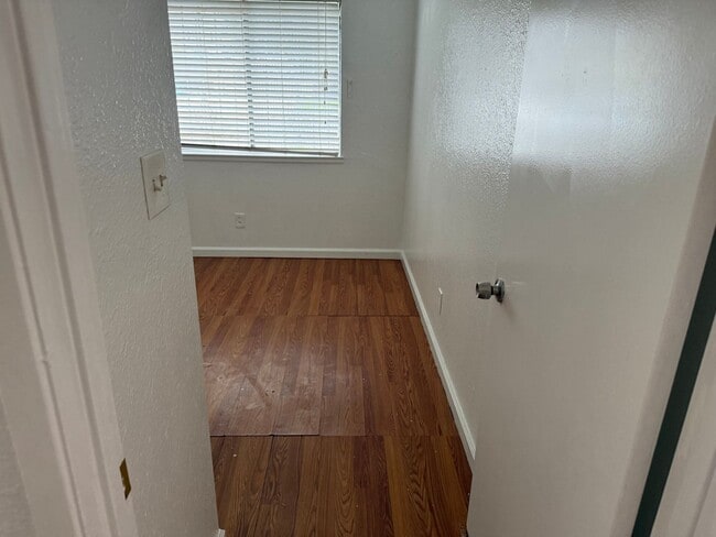 Photo - 3 bd 2bth- Ready to move in!! Easy access to shopping and FWY 99 and I-5!!!
