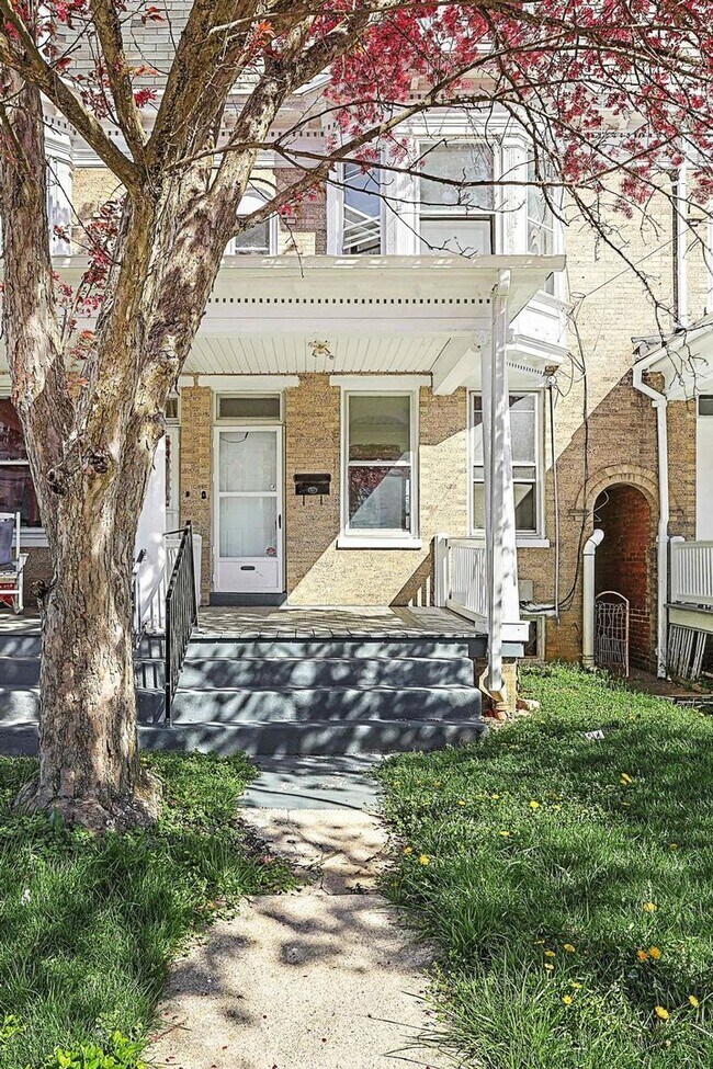 Photo - Available Now - Spacious 4 Bedroom, 1.5 Ba... House