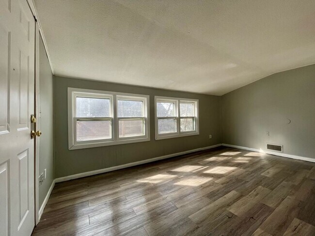Building Photo - 98 Manitoba Ave W Unit #2