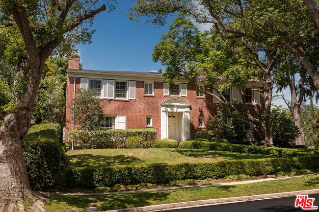 Building Photo - 801 Devon Ave