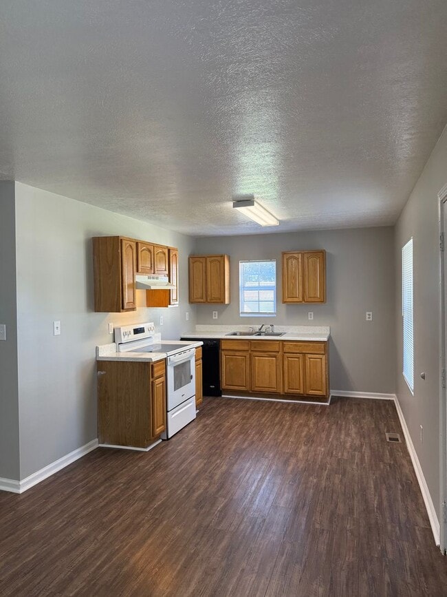 Photo - Charming 3 bedroom 2 bath bungalow- brand new refrigerator!