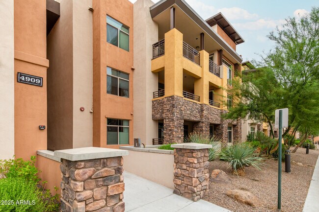 Building Photo - 4909 N Woodmere Fairway Unit 1003