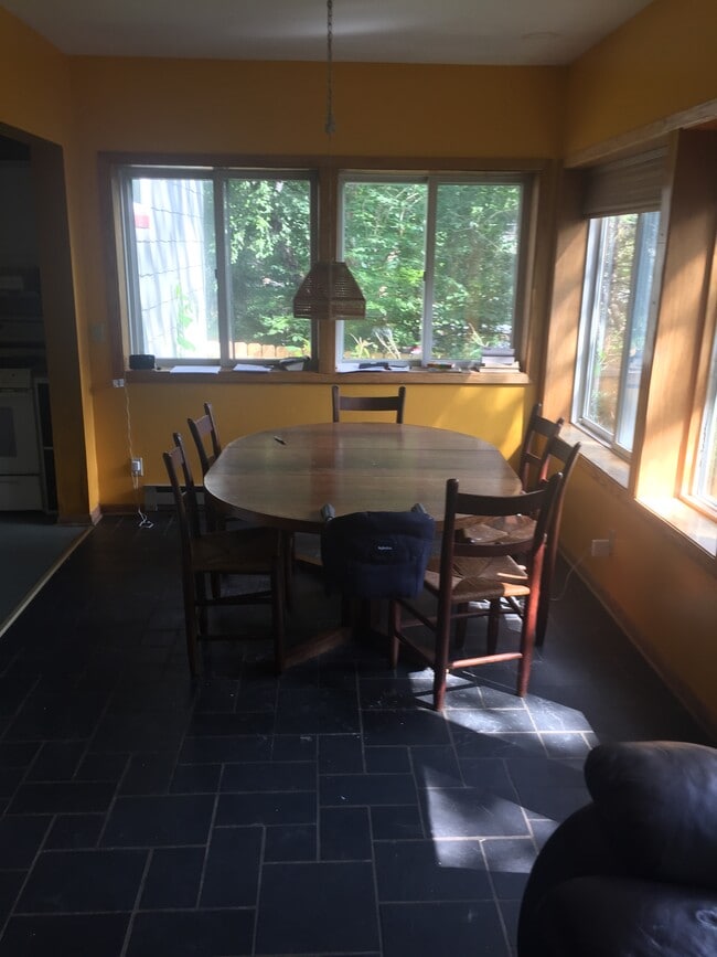 Photo - 114 Bedford St SE