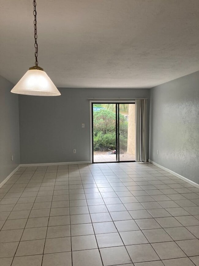 Building Photo - * MOVE IN SPECIAL * 1/2 OFF 2ND MONTH'S RENT!! Location, location, location! 876 SF Unit- 1 bd/ 1...