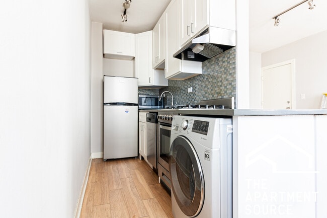 Building Photo - 511 W Belmont Ave Unit 42 Rental
