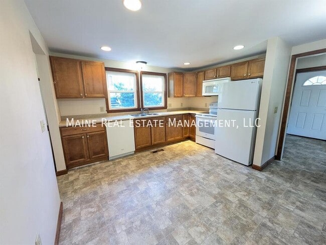 Building Photo - 40 Dillingham St Rental