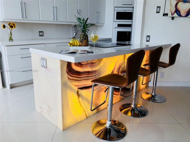 Building Photo - 3610 Yacht Club Dr Unit 609