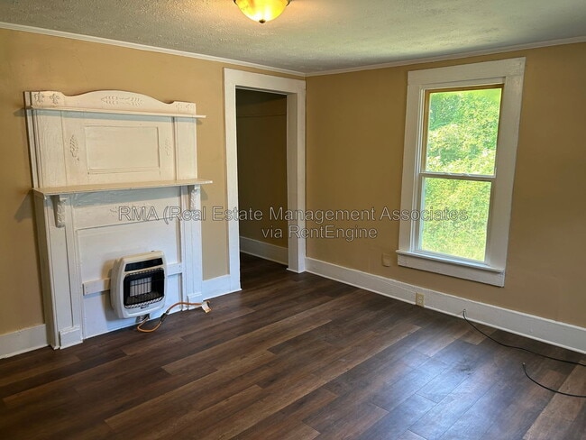 Photo - 838 Friedman St