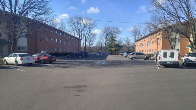 Parking Lot - Coves at Columbus on Mayfield Place Apartments