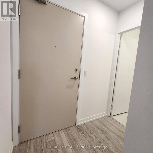 Photo - 2020 Bathurst St Unit 728