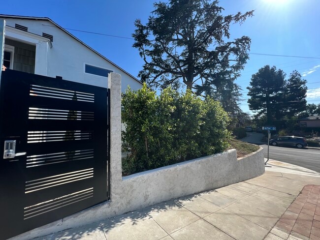 Puerta privada y seto - 4529 Valencia Dr