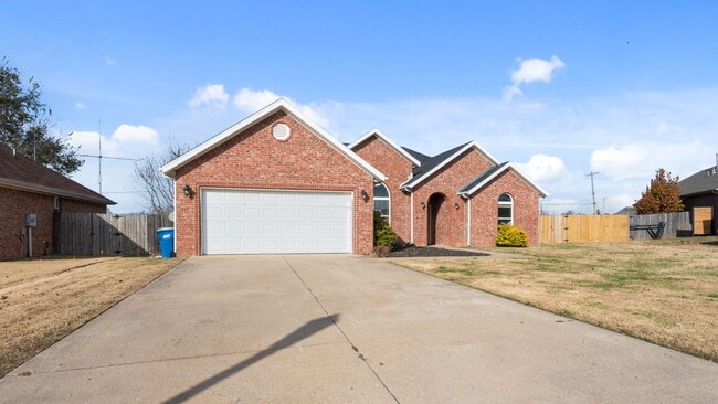 Photo - "Charming 3-Bedroom Bentonville Home with Granite Elegance and Cozy Fireplace!"