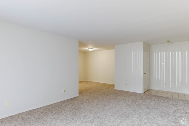 2BR, 2BA - 1100 SF - St. Charles at Olde Court Apartments