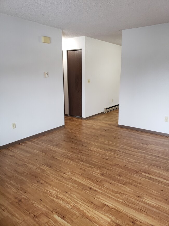 Building Photo - 308 W C St Unit 1