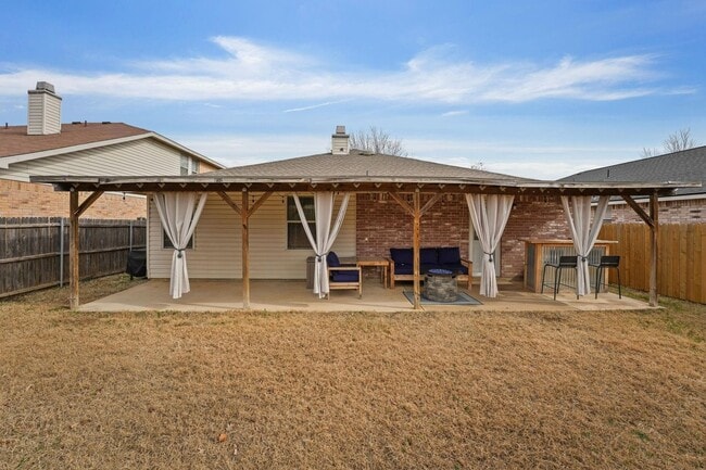 Photo - Charming 3BD/2BA with fireplace