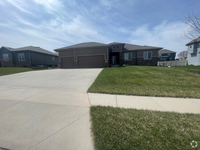 Building Photo - Ranch in Shadow Lake Papillion Rental