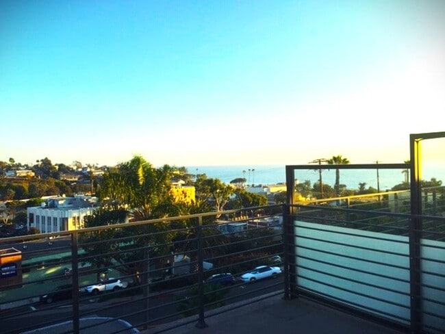 2 Bedroom 1 Bath Laguna Beach Penthouse Unit - 2 Bedroom 1 Bath Laguna Beach Penthouse Unit
