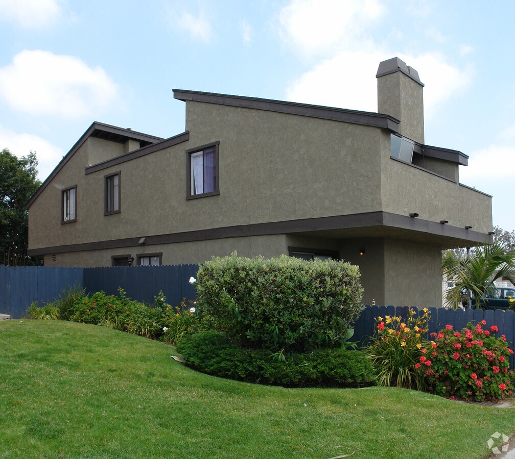 Photo - 7611 Warner Ave