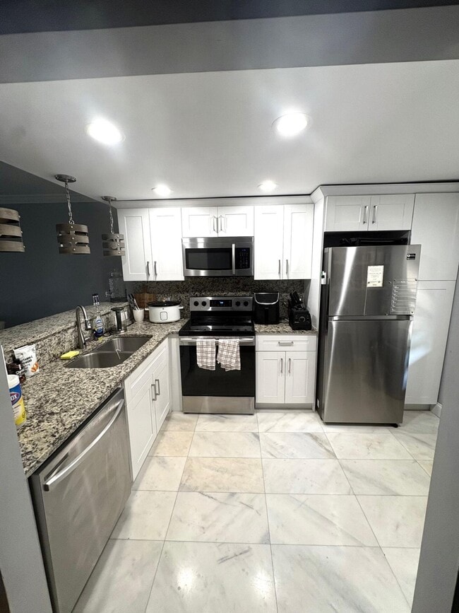 Building Photo - 605 Oaks Dr Unit 304