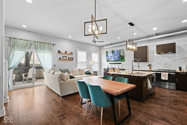 Photo - 2464 Broadway St