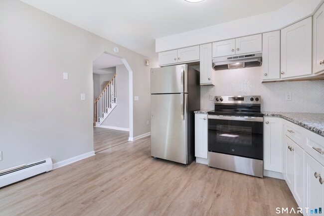 Photo - 40 Kingsbury Ln