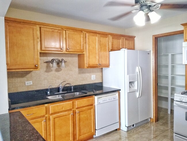 Kitchen - 220 Oak Knoll Ct Unit B2