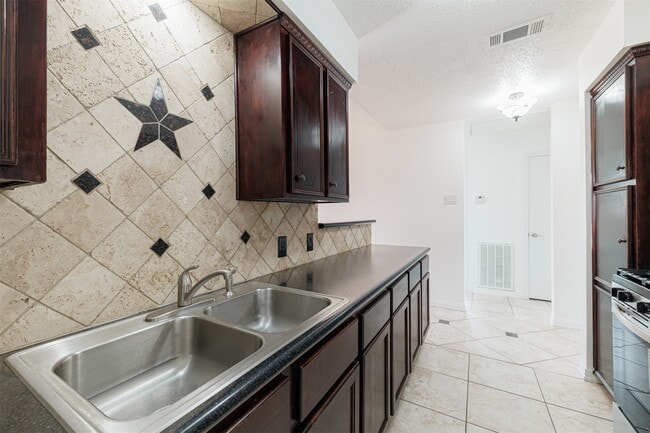 Photo - 1615 Junker St