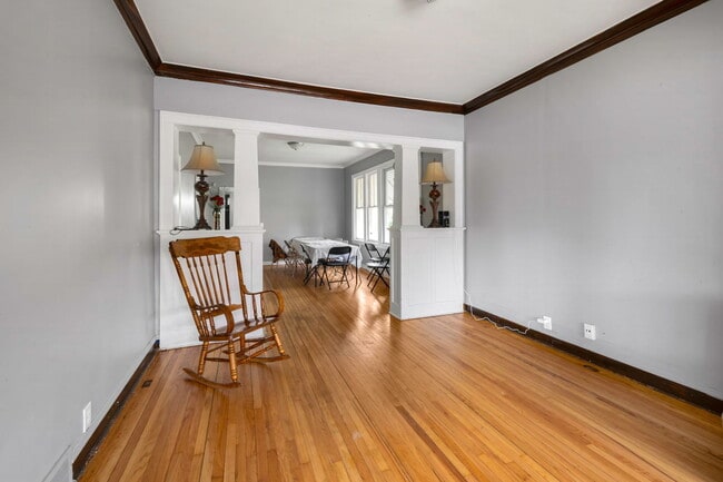 Photo - 11527 S La Salle St