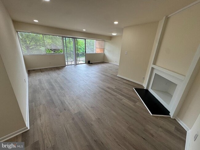 Building Photo - 5801 Quantrell Ave Unit L9