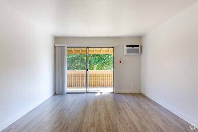 1BR, 1BA - 680 SF