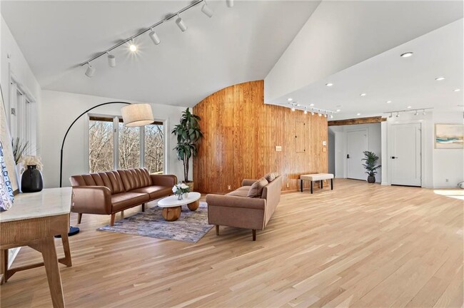Photo - 120 Laurel Dr NE