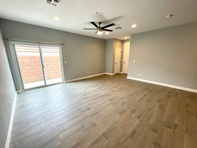 Photo - Beautiful 3 Bedroom Townhome Near Kingman Hospital!