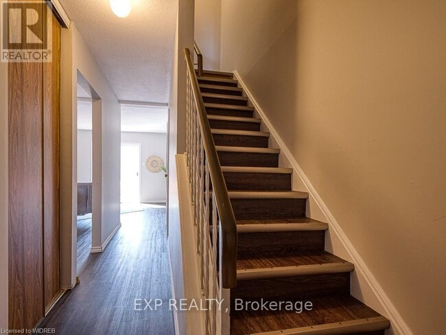 Photo - 1060 Canfield Crescent