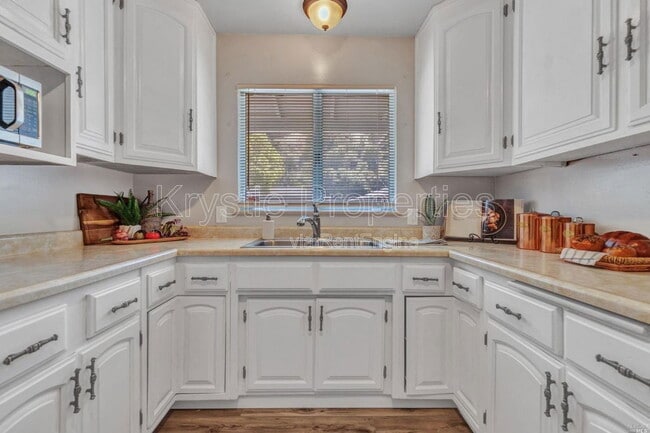 Building Photo - 380 Pepper Dr