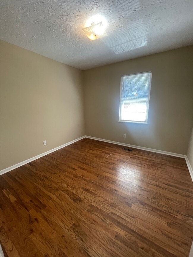 Photo - 3 bed, 2.5 bath, 2 car garage split foyer home in West Knoxville