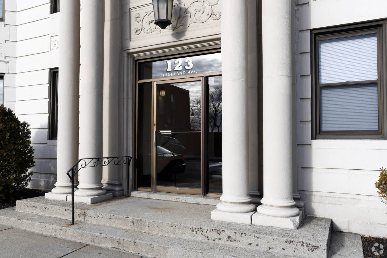 Entrada - 123 Highland Avenue