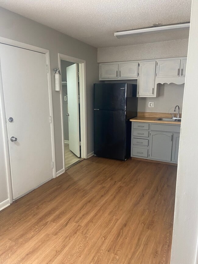 Photo - 900 Stevens Ct NE