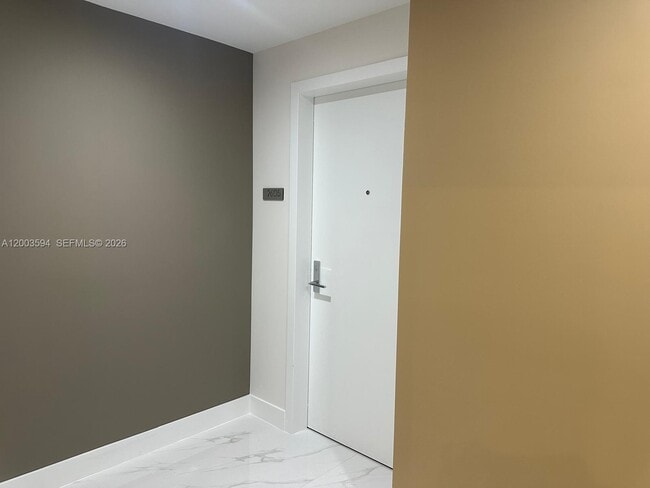 Photo - 700 NE 24th St Unidad 2605