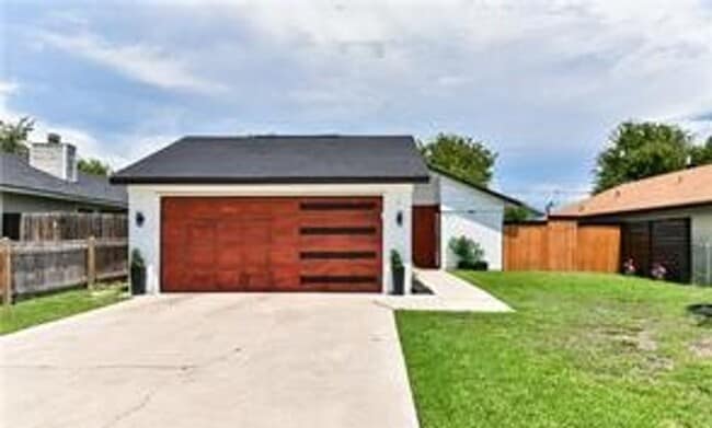 Building Photo - Remodeled 3-bedroom house! Housing accepted!