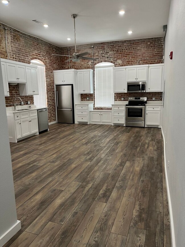 Building Photo - Downtown Loft Apartment